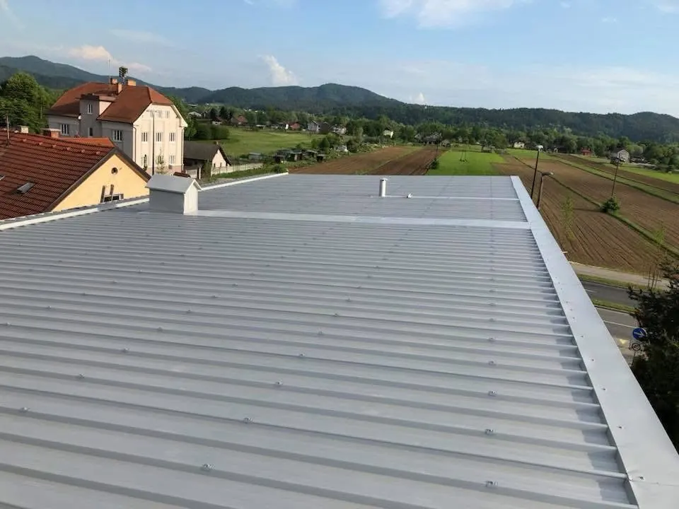 Pločevinasta streha na večstanovanjskem objektu · izvedba BELKO